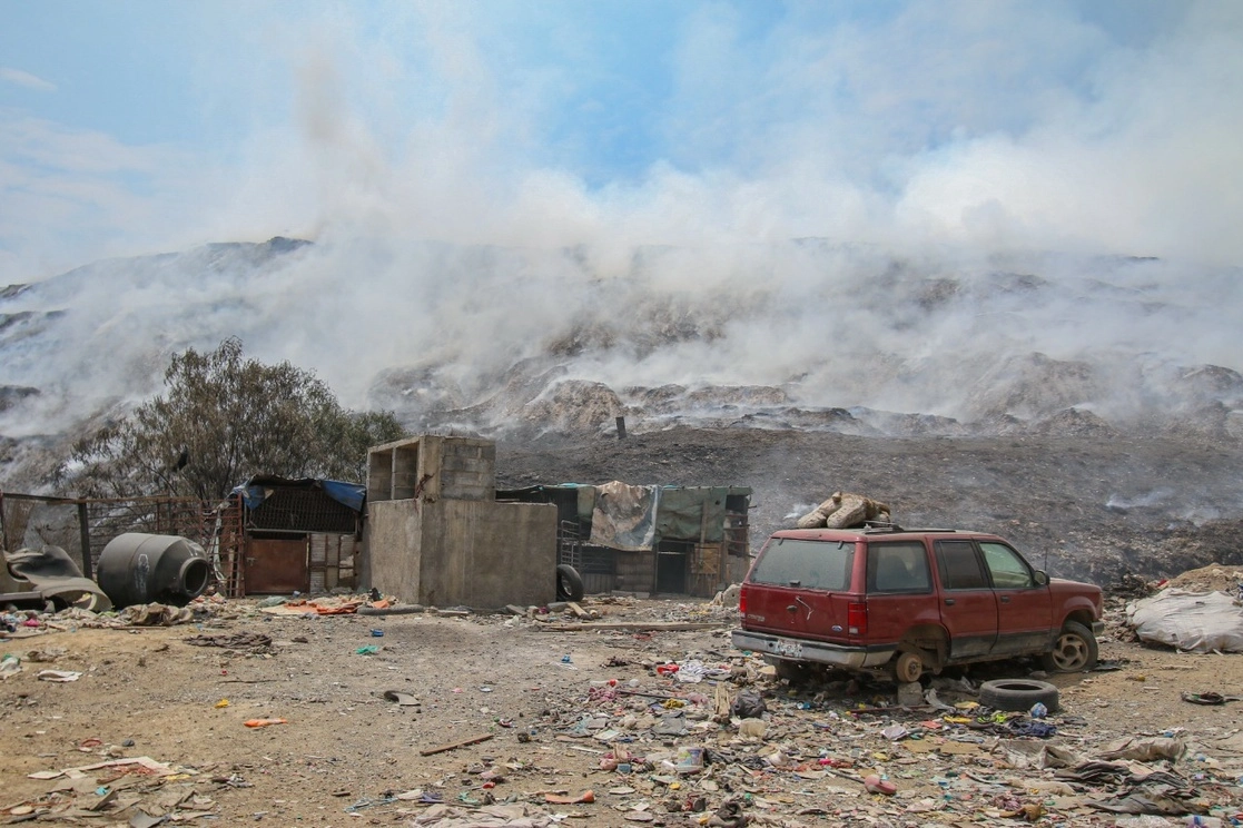 De acuerdo con la información, KEF EXPONENTIAL, SAPI DE CV y CORPORATIVO AMBIENTAL DKDA, SA DE CV darían tratamiento al actual tiradero de basura a cielo abierto el cual recibe más de 200 toneladas de basura por día. Foto La Jornada / Archivo