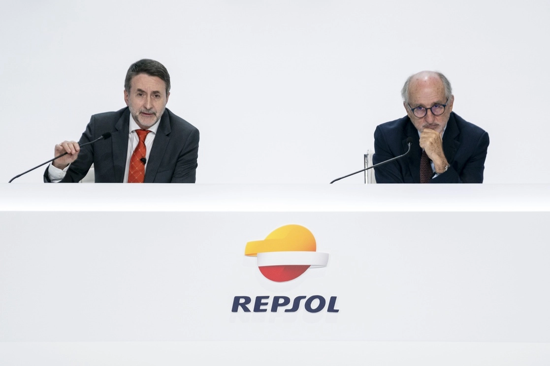 Josu Jon Imaz (izq.), consejero delegado de Repsol, en imagen de archivo. Foto Europa Press/Archivo.