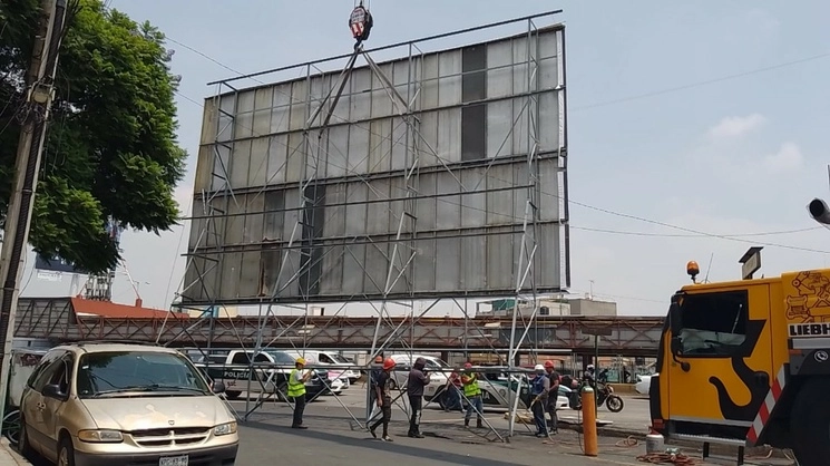 En la Ciudad de México se han retirado más de mil anuncios espectaculares de azoteas, la gran mayoría por las mismas empresas de publicidad, pero siete se niegan a retirar 174 espectaculares. Foto 'La Jornada'