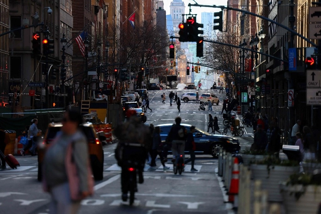 Autos y peatones circulan por Lexington Avenue en Manhattan, Nueva York, el 30 de diciembre de 2024. Foto Afp