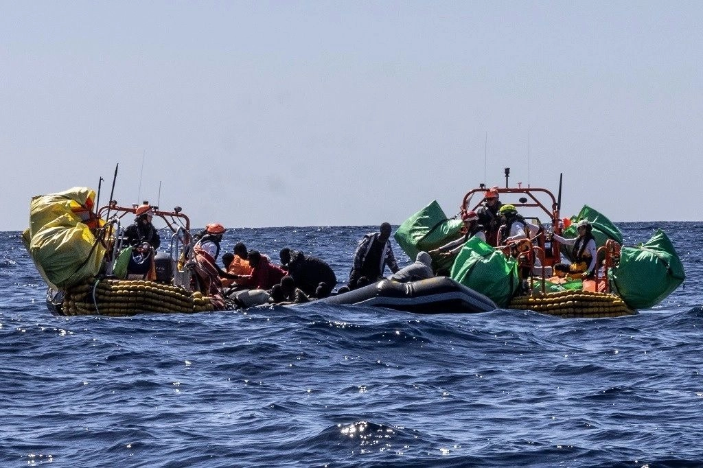 Supervivientes a bordo de un bote de goma desinflado proveniente de Libia fue rescatado en el mar Mediterráneo. Foto 