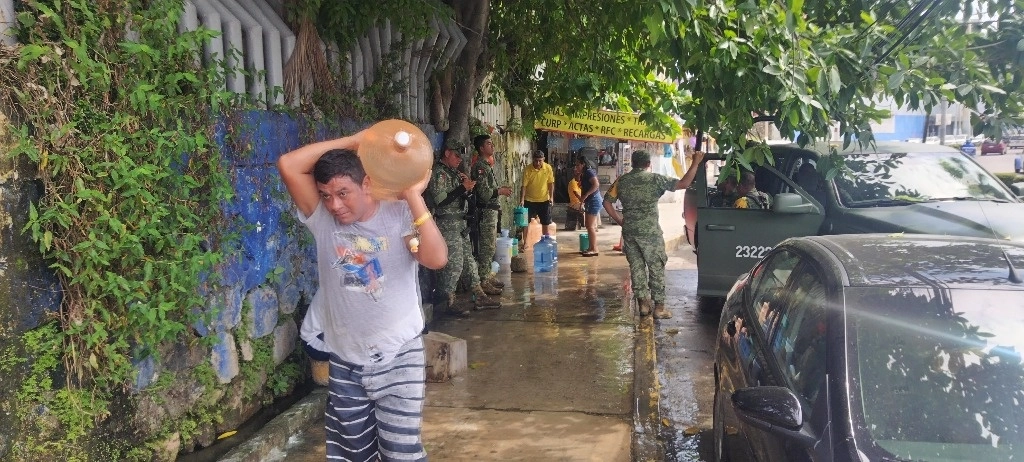 Personas recolectan garrafones con agua potable en Acapulco, Guerrero. Foto Héctor Briseño