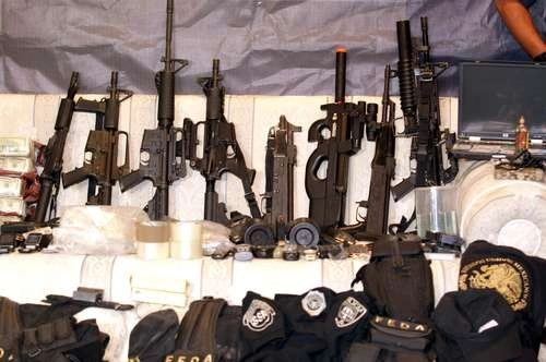El secretario de la Defensa Nacional, Luis Cresencio Sandoval González, informó que de más de 2 millones de armas que se estima ingresaron ilegalmente al país se recuperaron 332 mil 689 mediante operativos de combate a los grupos delictivos, así como en las campañas de entrega voluntaria. Foto 'La Jornada'