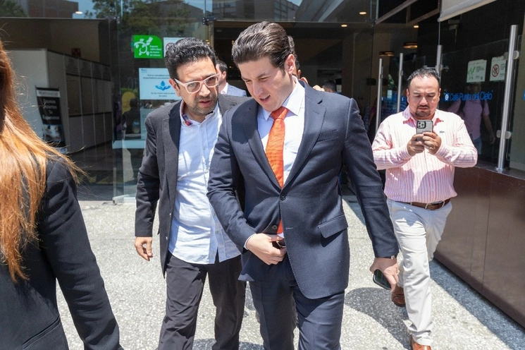 Samuel García, gobernador de NL, sale del WTC en CDMX luego de asistir al Congreso Nacional de Movimiento Ciudadano. Foto Pablo Ramos 