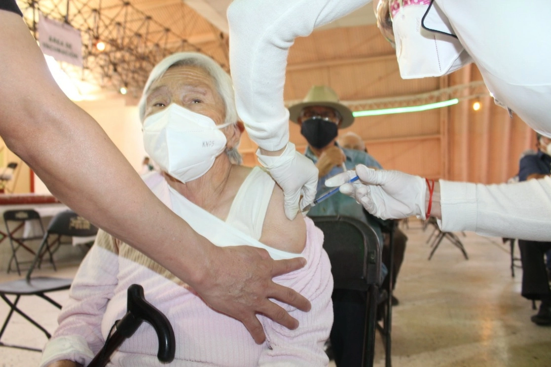 Las autoridades enviaron al municipio de Ecatepec un lote de 200 mil vacunas Sinovac, de origen chino, para inmunizar a los adultos mayores. Foto 'La Jornada'