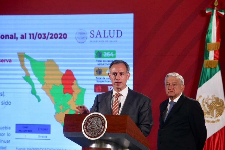 Hugo López-Gatell, subsecretario de Prevención y Promoción de la Salud,explica en la conferencia presidencial del 12 de marzo de 2020 la situación del coronavirus en México. A su lado, el presidente Andrés Manuel López Obrador. Foto Jesús Villaseca