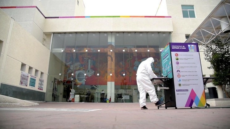 El gobierno mexiquense instaló puntos de lavado de manos a las afueras de los hospitales. Foto tomada del Twitter de @SaludEdomex