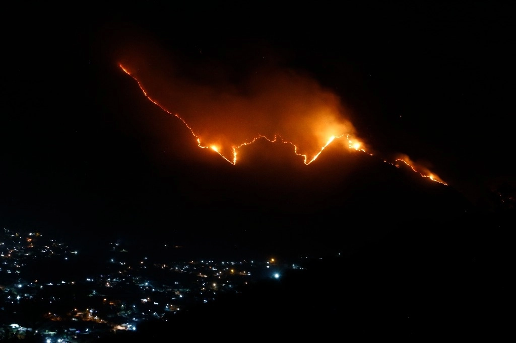 En la localidad de Nogales, enclavada en las altas montañas del estado, los incendios forestales no han podido ser contenidos pese a la labor de cuerpos de emergencia y voluntarios; en Palo Verde fueron desalojadas algunas familias. Foto Iván Sánchez 