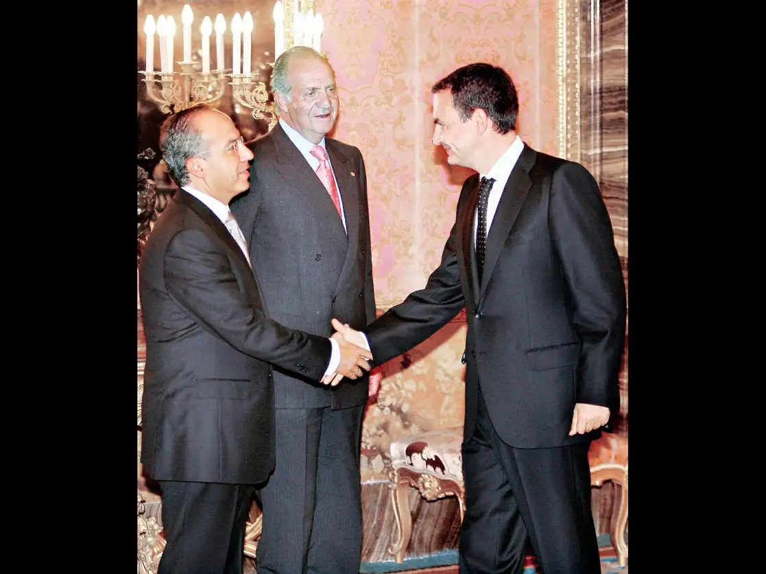 En imagen de enero de 2007, Felipe Calderón estrecha la mano del primer ministro de España, José Luis Rodríguez Zapatero, en presencia del rey Juan Carlos. Foto Ap y Cuartoscuro
