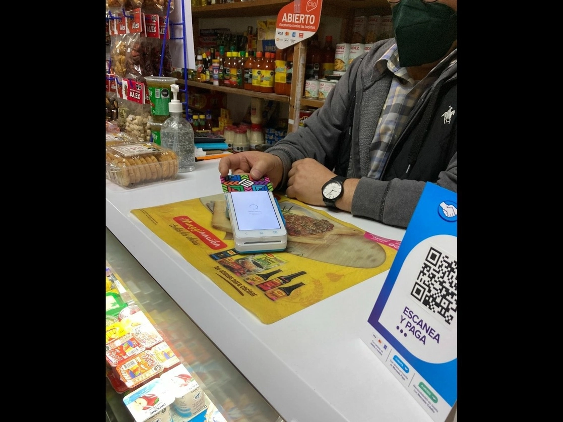 Este miércoles entraron en operación 376 puntos para recargar la tarjeta de movilidad integrada en ‘tienditas’ de la esquina y otros pequeños negocios. Foto Bertha Teresa Ramírez