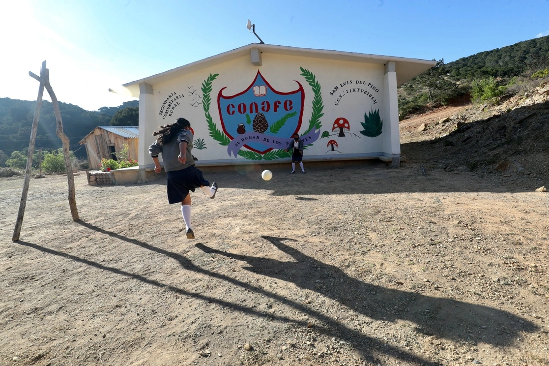 Aspectos de la Secundaria Comunitaria Rural de Conafe, en San Luis del Pino, en el municipio de Vicente Guerrero, en la sierra negra de Puebla,. Foto Luis Catillo / Archivo