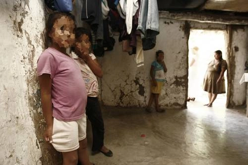 Menores de edad de una familia de escasos recursos en imagen de archivo. Foto Cristina Rodríguez