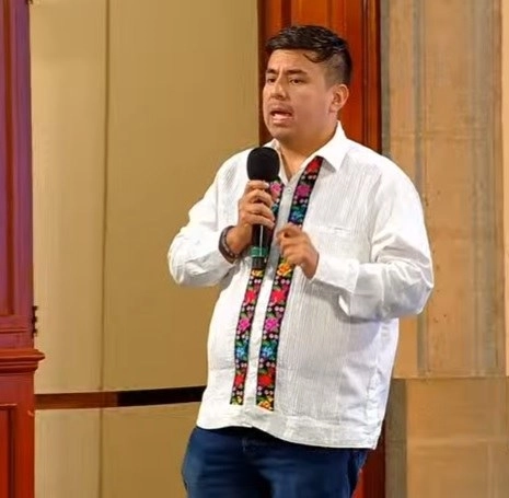 Guillermo Santiago, titular del Instituto Mexicano de la Juventud, durante conferencia de prensa. Imagen tomada del video emitido por el Gobierno de México
