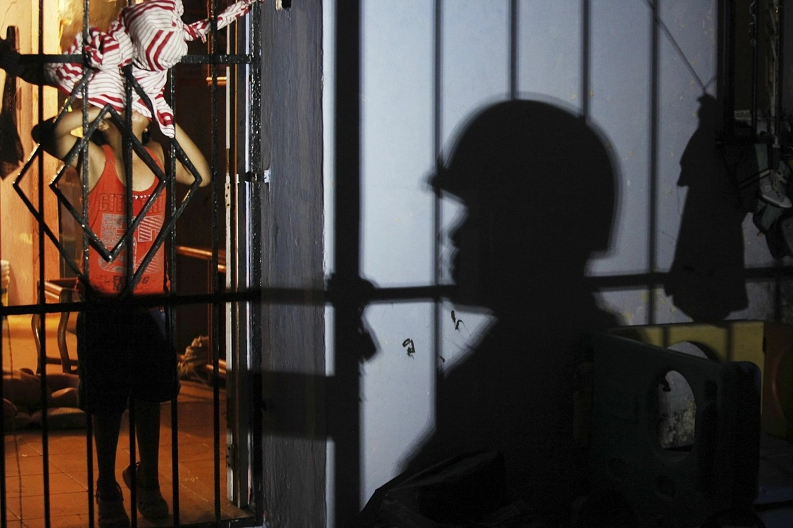 Autoridades y paramédicos de la Cruz Roja, durante un rescate de tres menores que se encontraban abandonados en una  vivienda. La madre de los menores argumentó violencia intrafamiliar por parte del padre. Foto Cuartoscuro / archivo 