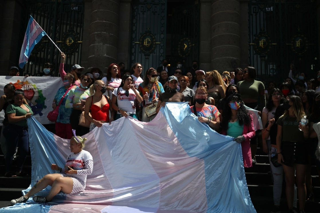 Comunidad trans frente al Antiguo Palacio del Ayuntamiento de la Ciudad de México, el 31 de marzo del 2022. Foto Yazmín Ortega Cortés