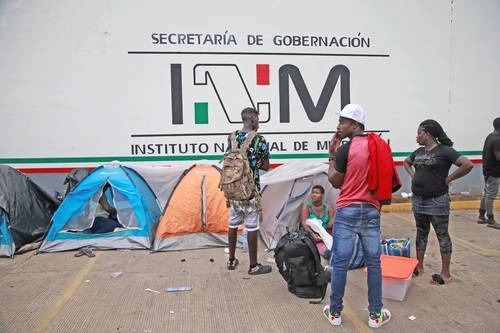 Migrantes haitianos permanecen en las inmediaciones del INM en Tapachula, Chiapas. Foto Luis Castillo / Archivo