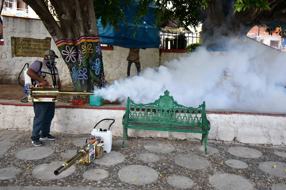 Campaña de sanitización en Chilpancingo, Guerrero, para eliminar el mosquito que transmite el dengue. Foto Cuartoscuro / Archivo