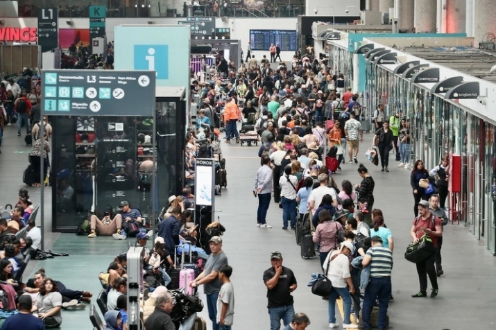 La multitud de pasajeros en las dos terminales del AICM mostró una tendencia de crecimiento desde  marzo del 2023, pero fue en julio cuando registró el mayor número de viajeros al trasladar 4 millones 329 mil 60 personas  en vuelos nacionales e internacionales. Foto Roberto García Ortiz / archivo 