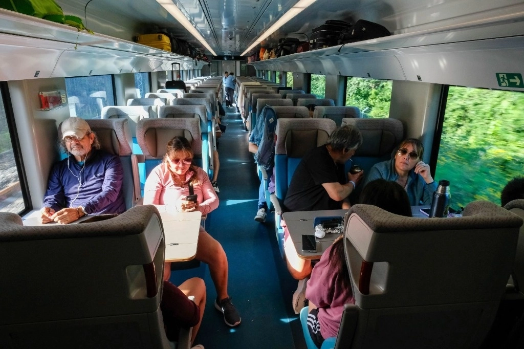 Turistas, principalmente nacionales, realizan sus recorridos en el Tren Maya. Los paseantes de la imagen tomaron el convoy de la terminal de Cancún a la terminal de Valladolid. Foto Cuartoscuro 