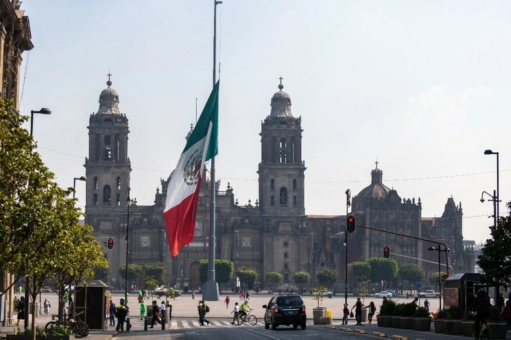 El Zócalo capitalino con la bandera a media asta. Foto Pablo Ramos / Archivo  