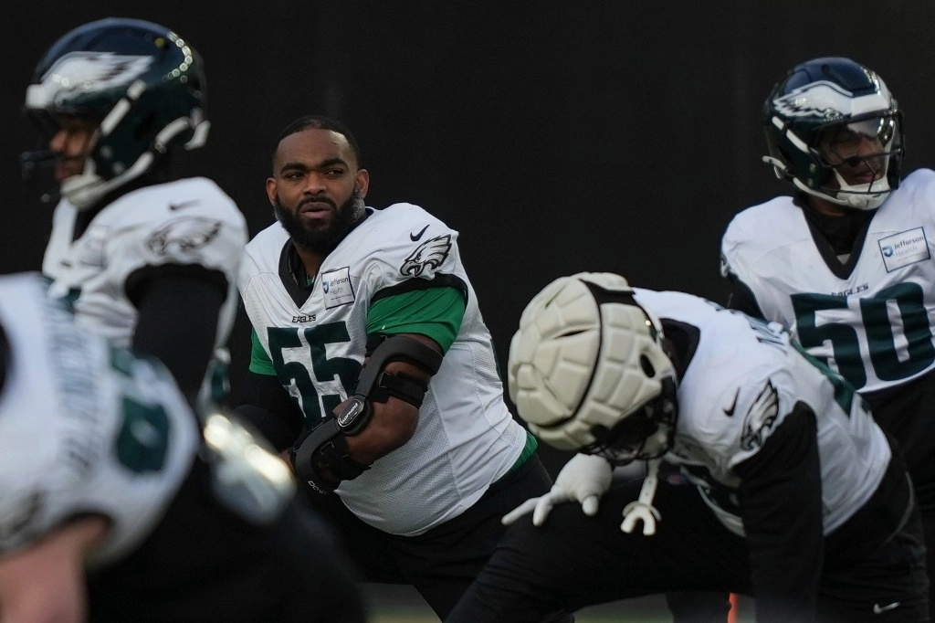 El ala defensiva de los Philadelphia Eagles, Brandon Graham (55), calienta durante una práctica de fútbol americano de la NFL en Filadelfia, el jueves 30 de enero de 2025, antes del Super Bowl LIX. Foto Ap
