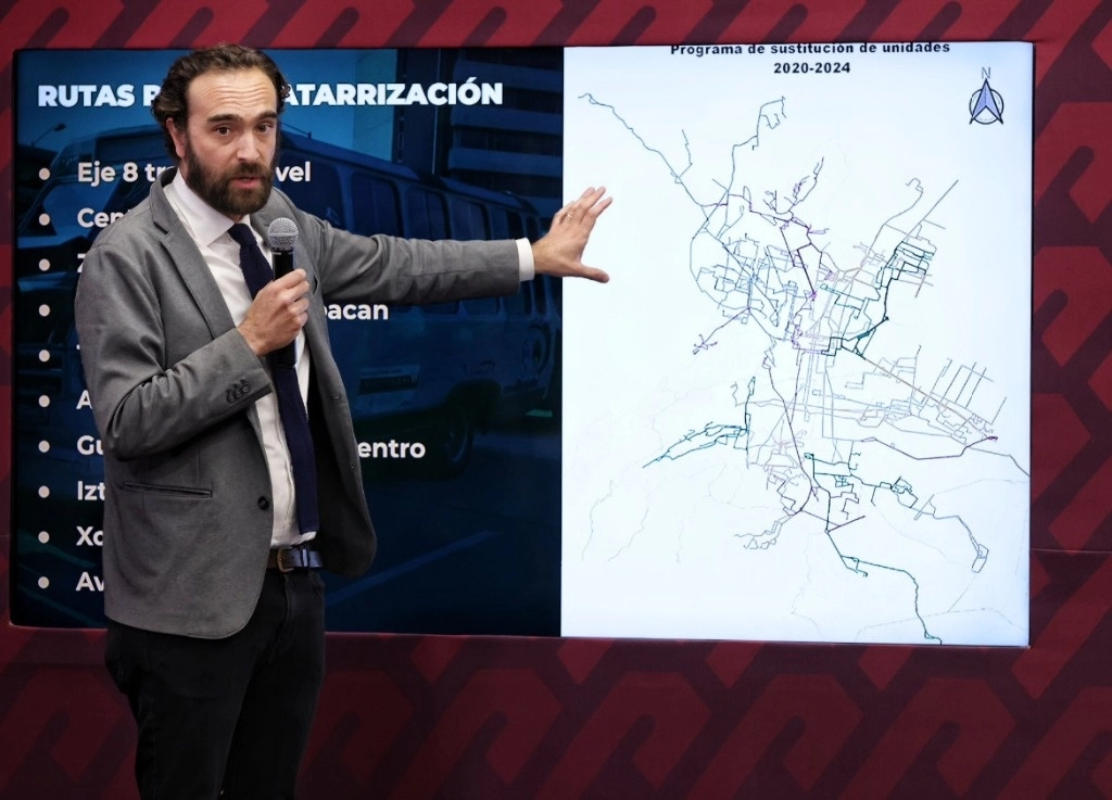 El gobierno de la Ciudad de México inició el proceso para la sustitución de 3 mil 315 microbuses,  señaló el titular de la Secretaría de Movilidad, Andrés Lajous. Foto tomada del Twitter @andreslajous