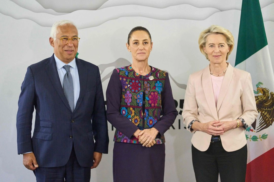 El presidente del Consejo Europeo, António Costa, la presidenta de México, Claudia Sheinbaum y la presidenta de la Unión Europea, Ursula von der Leyen, durante una reunión en la cumbre del G7, en Kananaskis, Alberta, Canadá, el 17 de junio de 2025. Foto 