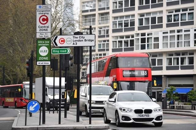 Londres prohibirá a partir de 2035 vender vehículos nuevos con motores a gasolina o diésel, incluidos los híbridos. Foto Afp / Archivo 