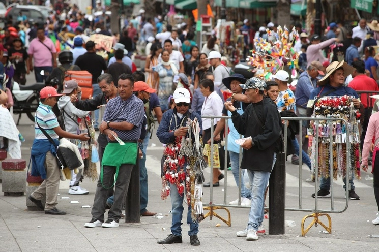 	
Comercio ambulante en la Calzada de Guadalupe, alcaldía Gustavo A. Madero, en la CDMX. Foto María Luisa Severiano