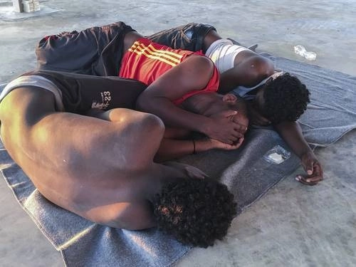 
Migrantes que se dirigían a Europa fueron interceptados por las autoridades de Libia. Foto Ap/Archivo