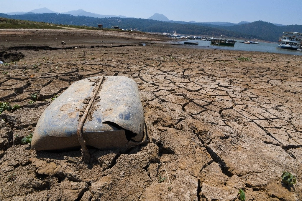 Imagen del embarcadero de la presa Miguel Alemán, en Valle de Bravo, la cual se encuentra a 26.53 por ciento de su capacidad de almacenamiento, de acuerdo con el reporte de la Conagua. Foto Cuartoscuro 