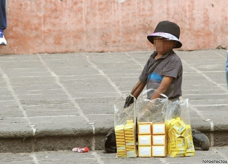Por la necesidad de sus familias, muchos pequeños tienen que ayudar a vender. Foto María Luisa Severiano 



