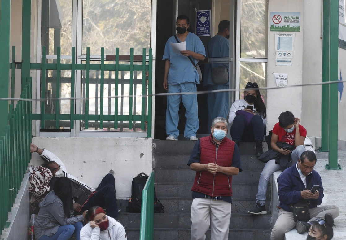 La mayor cantidad de los casos de ómicron en el país se ha detectado en la Ciudad de México. En la imagen, familiares de pacientes con Covid-19 esperan al exterior de un hospital, ayer. Foto Víctor Camacho