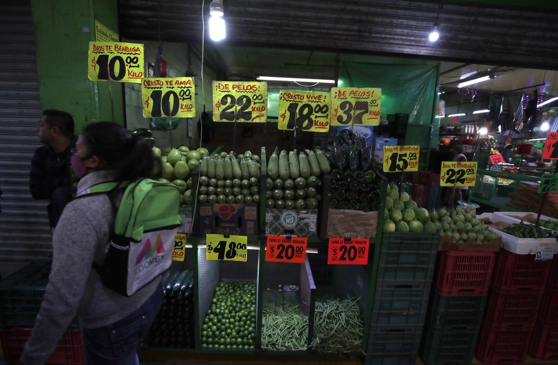 Precios en la Central de Abasto de la Ciudad de México en productos que forman parte de la canasta alimentaria, el pasado 5 de enero. Foto Cristina Rodríguez