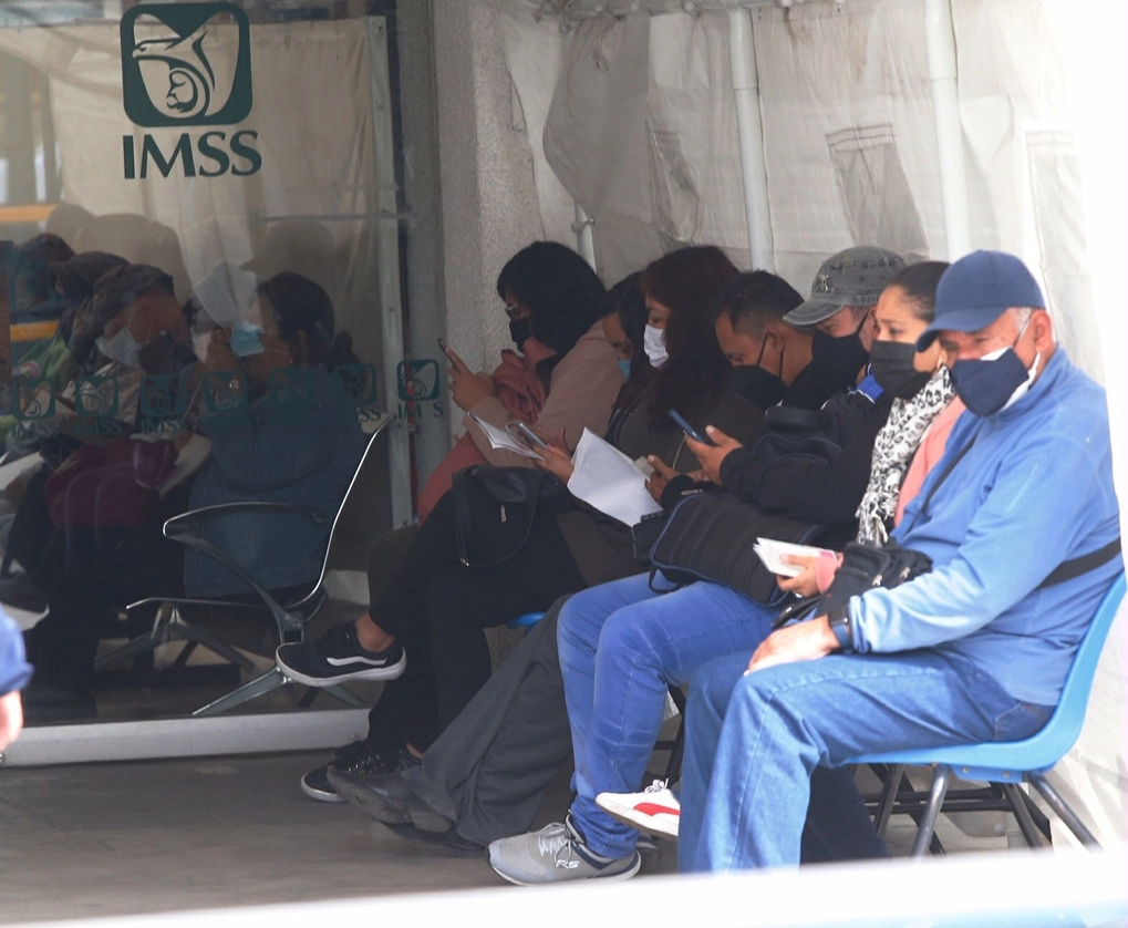 El alza de contagios de covid-19 aumentó la demanda de pruebas para detectar la enfermedad. En la imagen, derechohabientes esperan turno en la Unidad de Medicina Familiar 92 del IMSS. Foto Guillermo Sologuren