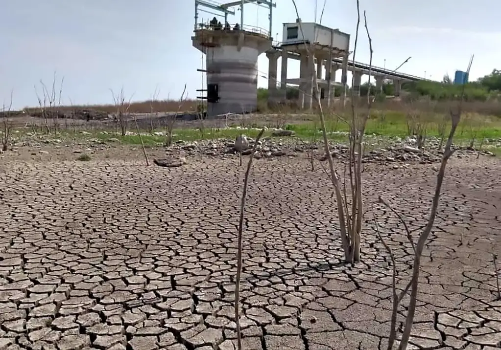 El embalse Vicente Guerrero, que suministra líquido a los 350 mil habitantes de la capital de Tamaulipas, tiene mínimo almacenamiento a causa de la severa sequía. Por la situación, la Conagua suspendió el riego en cultivos de maíz y sorgo en el distrito de Abasolo. La desecación del lugar puso al descubierto construcciones del antiguo pueblo de Padilla. Recientemente se realizó una peregrinación encabezada por sacerdotes para orar y pedir que llueva. Foto 'La Jornada'



