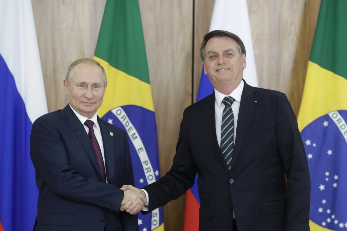 El presidente de Brasil, Jair Bolsonaro, estrecha la mano del mandatario ruso, Vladimir Putin, en Moscú, el 16 de febrero de 2022. Foto Europa Press