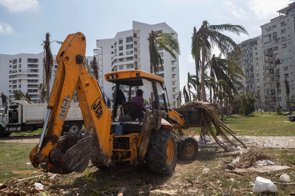 Trabajos de limpia en Punta Diamante, en Acapulco, el 10 de noviembre de 2023. Foto Alfredo Domínguez