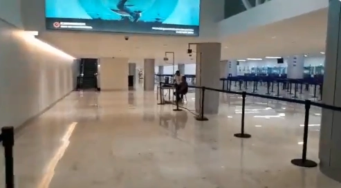 La terminal aérea de Cancún, Quintana Roo, registró una baja de 99.5% en los arribos de turistas extranjeros en abril. Foto tomada del Twitter de @CarlosJoaquin