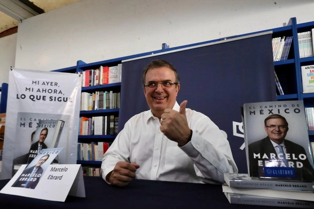 El canciller Marcelo Ebrard durante la firma de autógrafos de su libro "El Camino de México". Foto Roberto García
