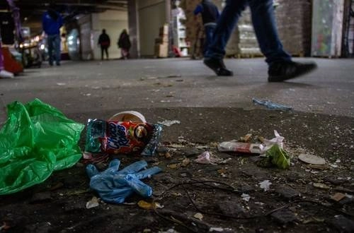 Cubrebocas y guantes usados terminan tirados en la calle, lo que representa un riesgo. Foto Cuartoscuro