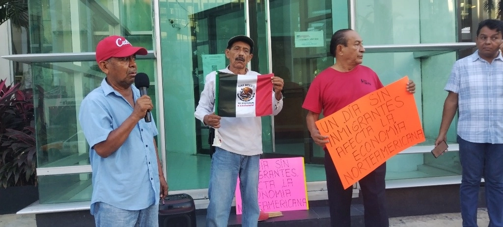 Organizaciones de ex braceros mexicanos en Estados Unidos se manifestaron en las oficinas del Consulado, en Acapulco. Foto Héctor Briseño