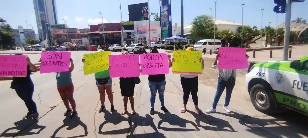 Familiares y vecinos de los jóvenes detenidos realizan u bloqueo a la altura de la Diana en la avenida Costera Miguel Alemán, en Acapulco, Guerrero. Foto Héctor Briseño
