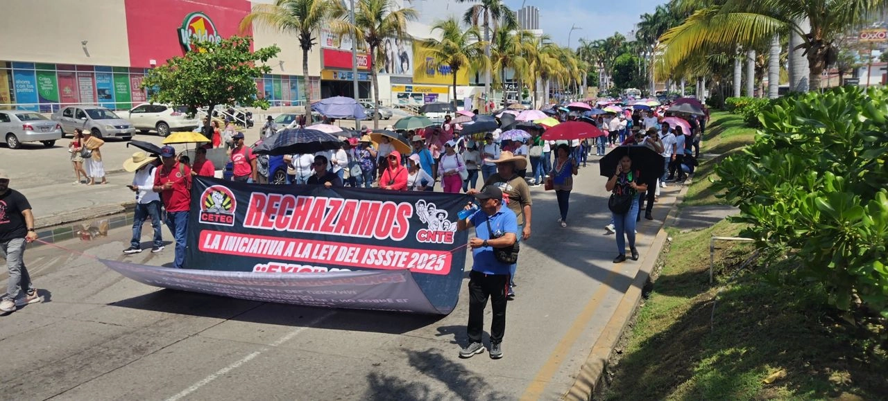 Maestros de la Ceteg región Acapulco marcharon sobre la avenida Costera Miguel Alemán exigiendo la derogación de la ley del Issste de 2007. Foto 