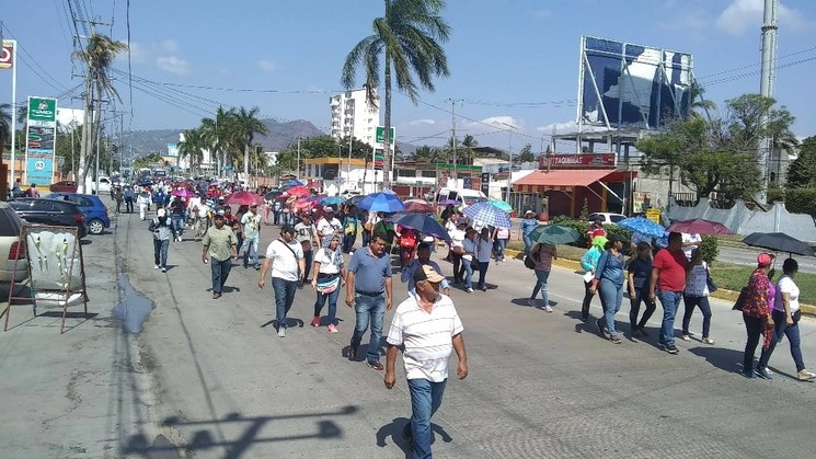 Profesores de la Ceteg en Acapulco demandaron eliminar medidas de la reforma educativa del gobierno anterior. Foto Héctor Briseño