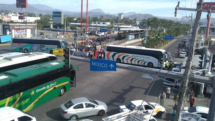 Afectaciones a la vialidad por el bloqueo de maestros de la  Ceteg en el bulevar Vicente Guerrero. Foto Héctor Briseño