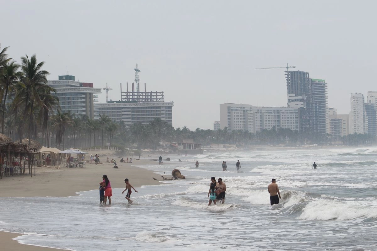 Aunque el mar presenta oleaje alto, turistas asisten poco a poco a la playa Revolcadero, en Acapulco. Foto 
