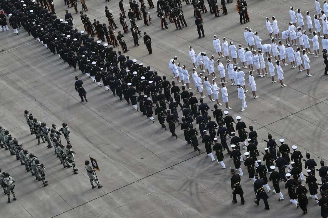 Integrantes de diversos contingentes que participarán en el desfile militar del 16 de Septiembre se alistan en calles del Centro Histórico, en el marco del 211 aniversario del inicio de la Independencia, en la Ciudad de México. Foto Marco Peláez