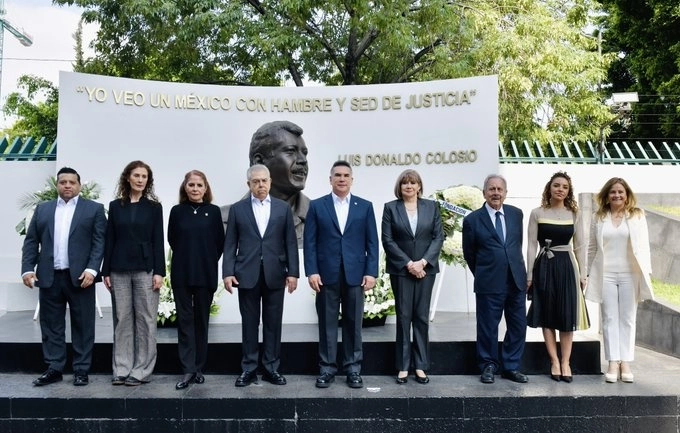 El líder nacional del PRI encabezó una guardia de honor en el monumento a Colosio ubicado en la sede del tricolor. Foto @alitomorenoc
