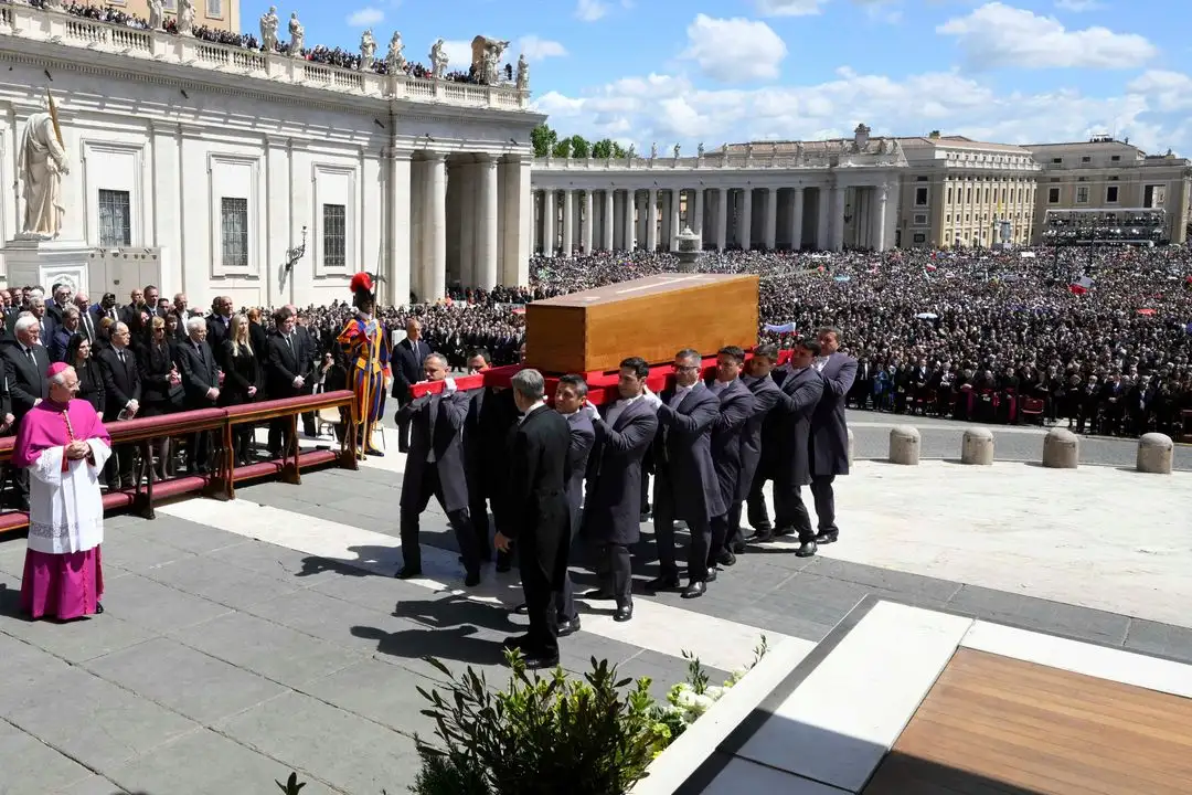 Durante el funeral, el cardenal italiano Giovanni Battista Re exhortó a que “se construyan puentes, no muros”. El cónclave para elegir al sucesor de Jorge Mario Bergoglio probablemente comenzará la primera semana de mayo. Foto